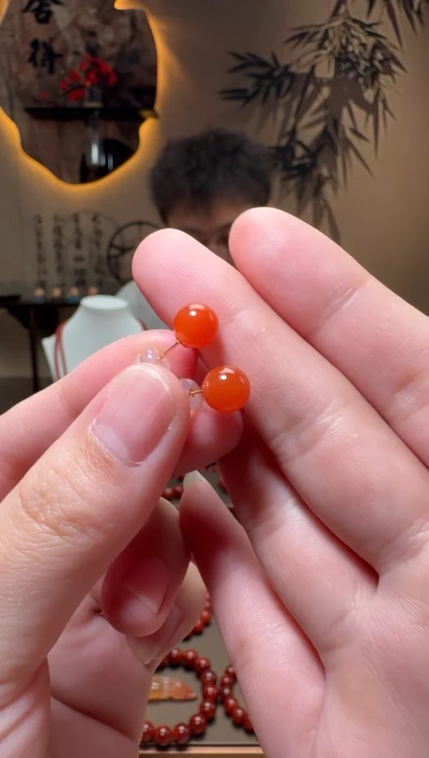18K金镶嵌耳钉南红玛瑙一对