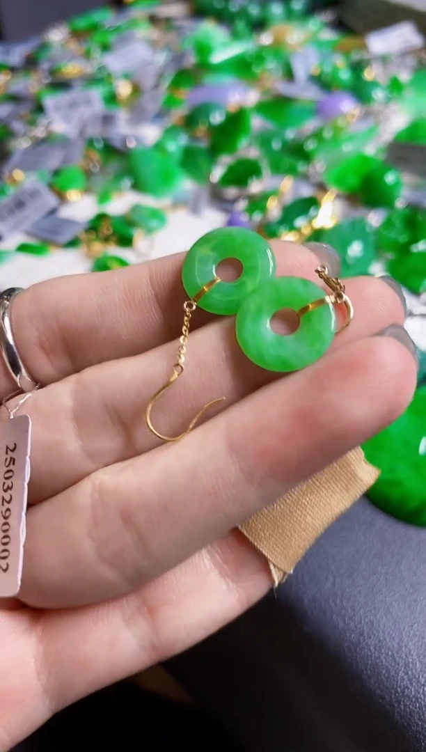 翡翠18K金镶嵌颈饰耳饰