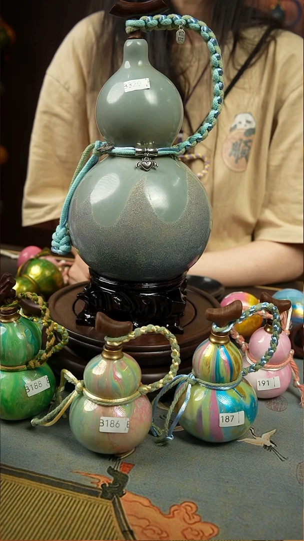 320号800ml左右非遗大漆酒葫芦带实木底座，礼盒