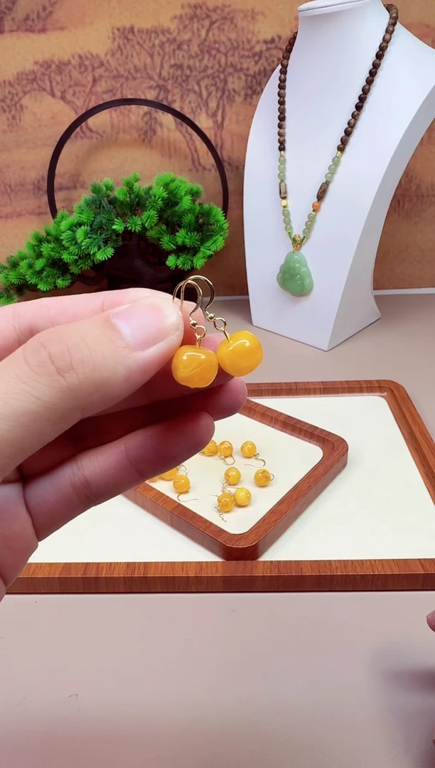 14K金镶嵌蜜蜡耳饰E01