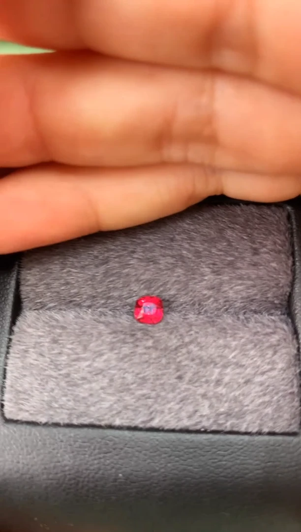 未镶嵌裸石定制尖晶石枕型 色调 0.57ct