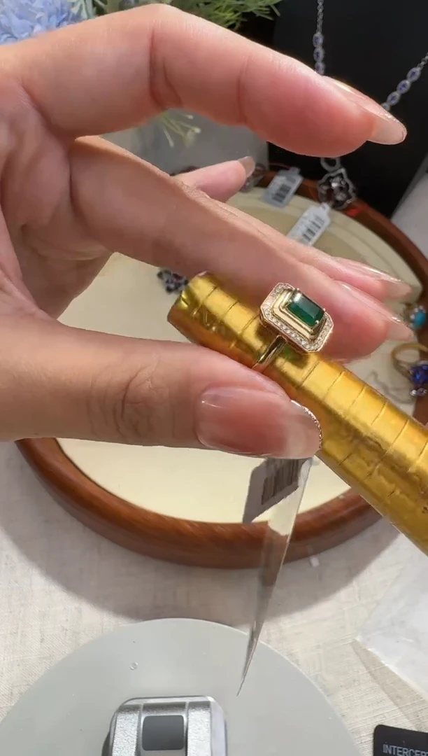 【闪购商品】祖母绿戒指18K金镶嵌戒指