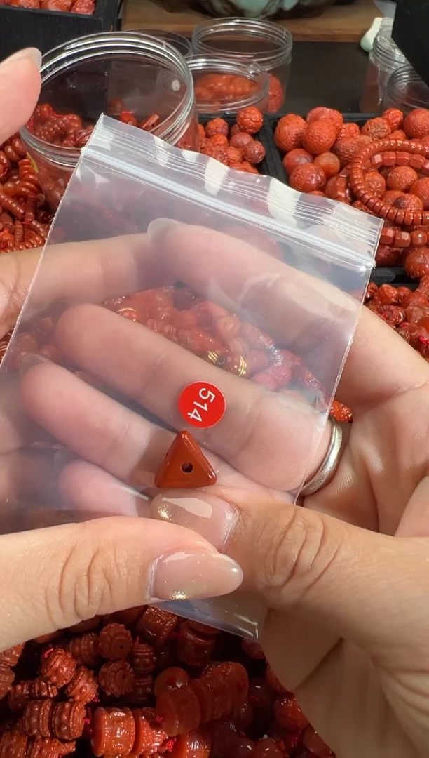 南红玛瑙未镶嵌颈饰1
