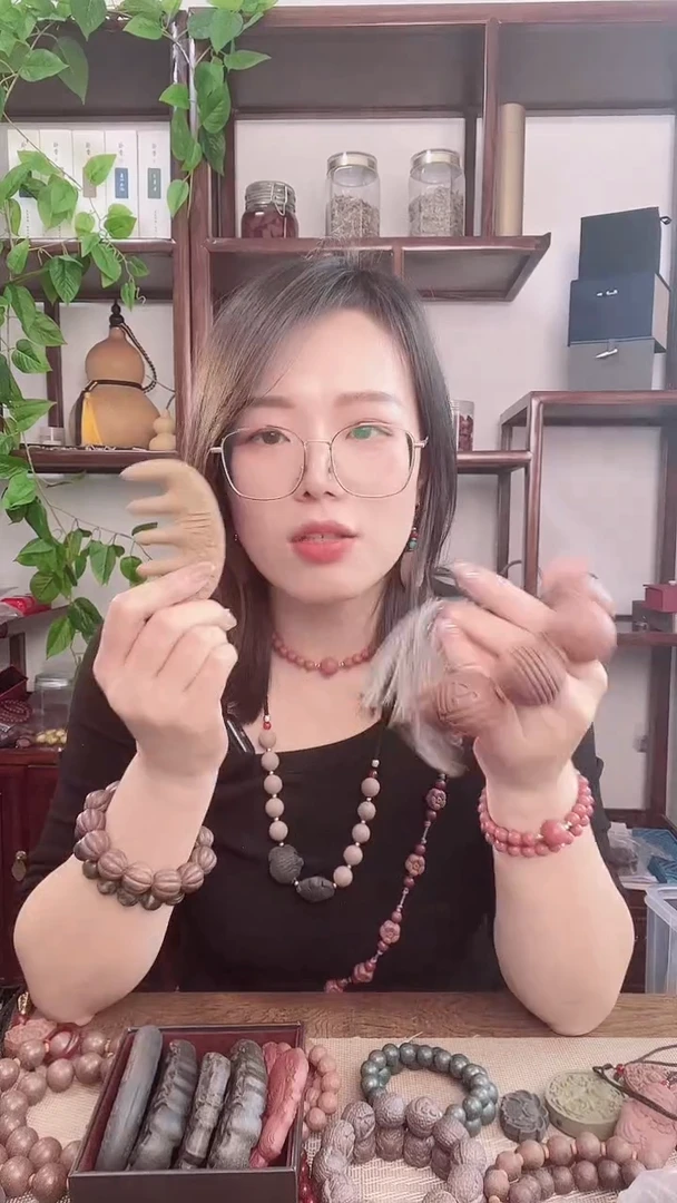 百花香方的梳子一个