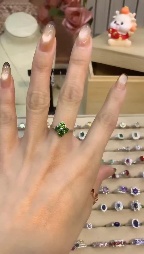 银S925镶嵌透辉石戒指四叶草