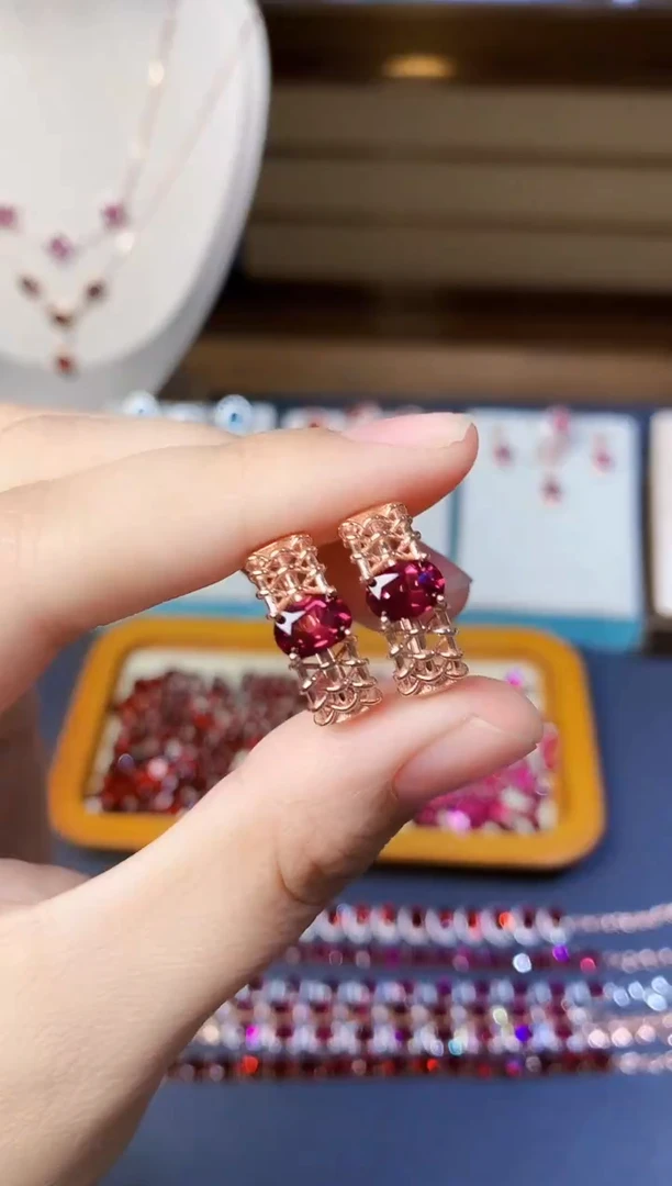 银S925镶嵌耳扣石榴石天然镁铝