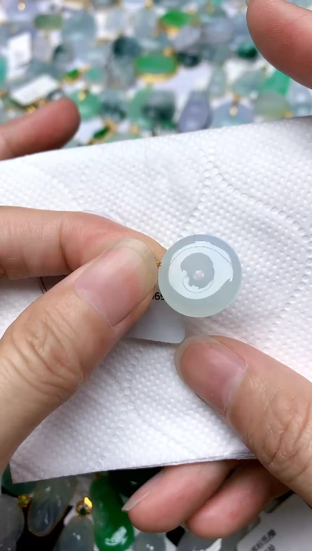 颈饰18K金镶嵌翡翠天然A货翡翠