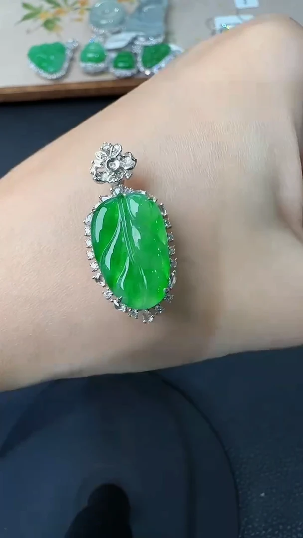 【闪购商品】翡翠吊坠(不含链)18K金镶嵌52