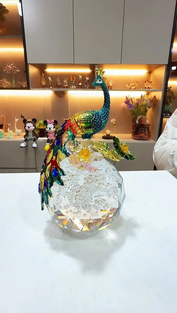 水晶孔雀摆件一个