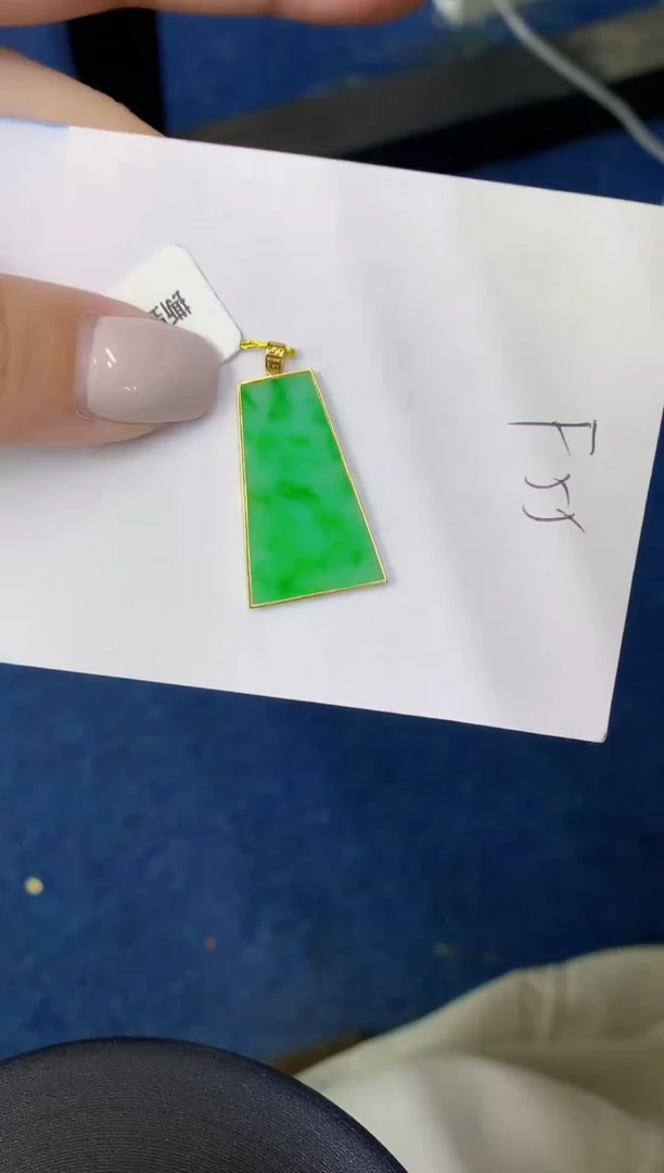 颈饰18K金镶嵌翡翠缅甸天然翡翠A货