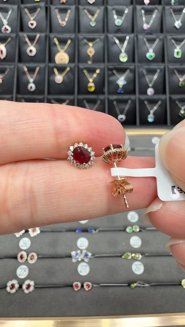 18K金镶嵌耳钉红宝石一对主石1.25克拉