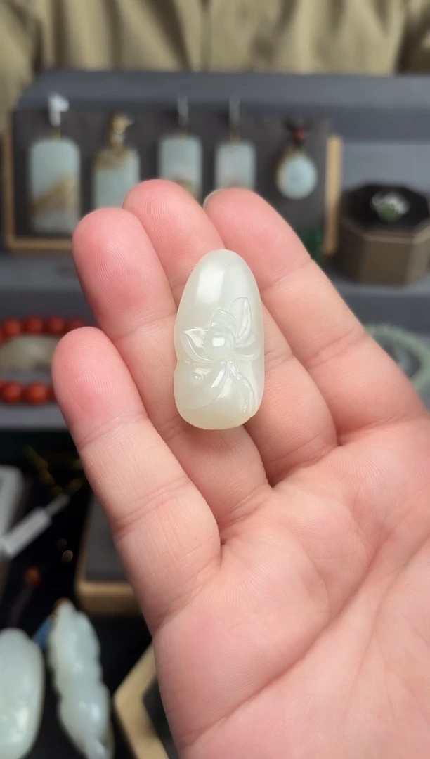 和田玉未镶嵌颈饰荷花    挂件