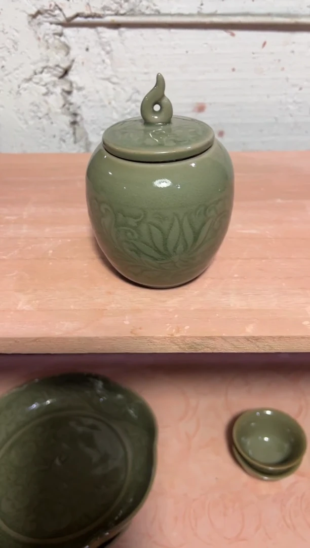 微瑕耀州窑莲纹茶叶罐