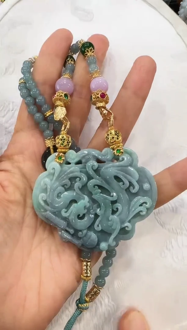 翡翠未镶嵌颈饰国风