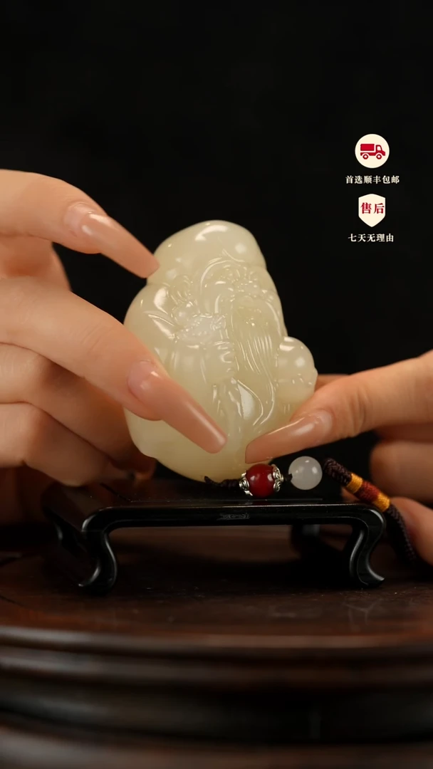云南石竹叶青雕刻：寿星手把件