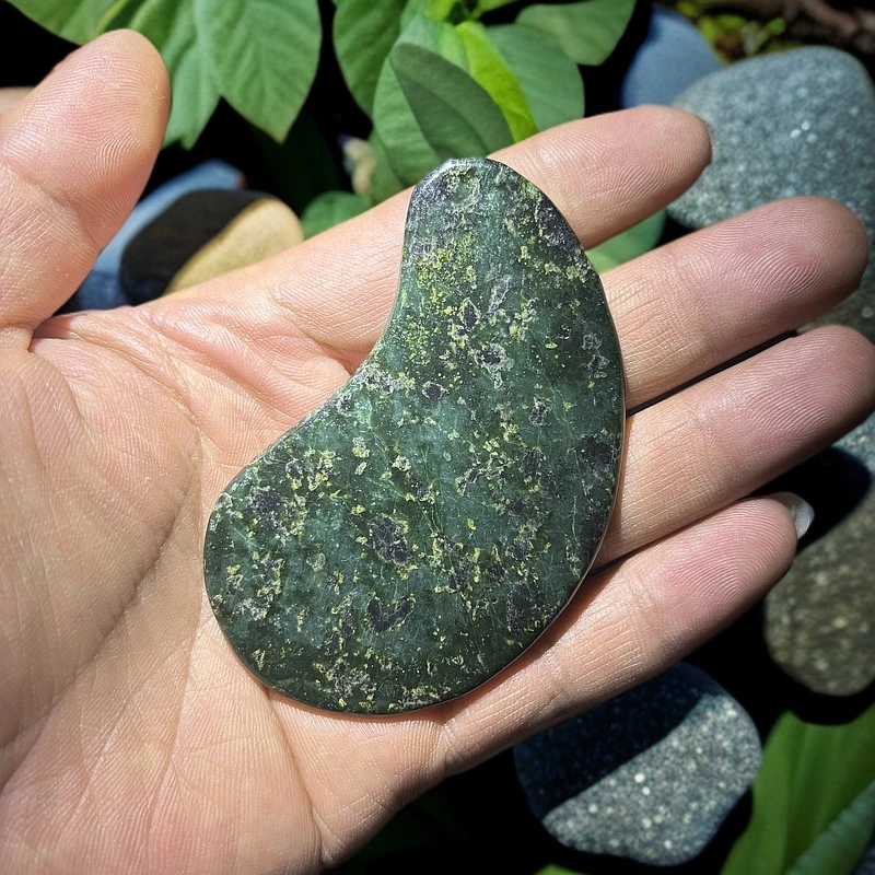 西藏雅鲁藏布江藏玉（刮痧板）水滴型，实物以直播间为准