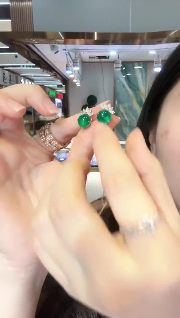 18K金镶嵌耳饰祖母绿6.01ct