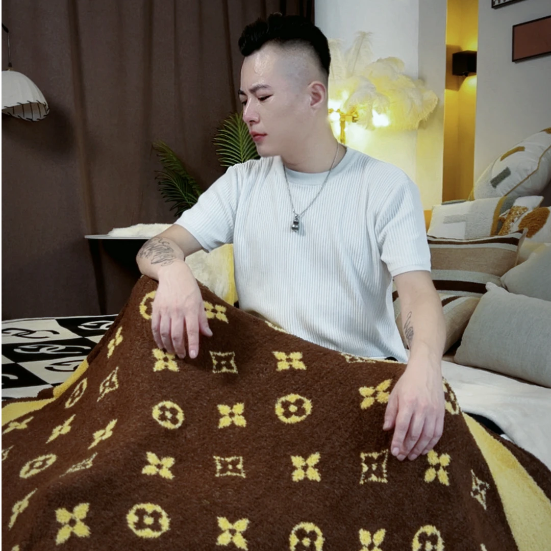 2025早秋新款高奢半边绒休闲毛毯盖毯午睡空调毯休闲毯【经典老花】