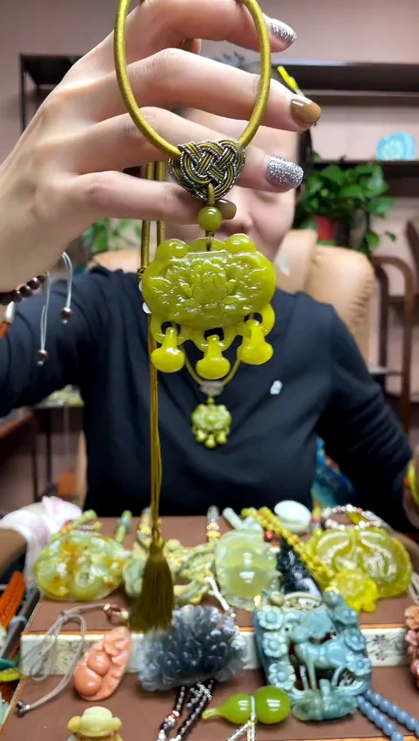 未镶嵌岫玉颈饰多样性发货发其中之一