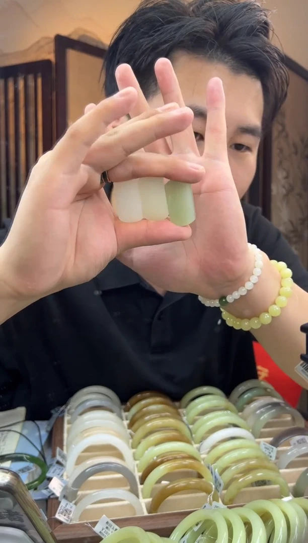 颈饰未镶嵌和田玉高冰特色无事牌（多样性发一