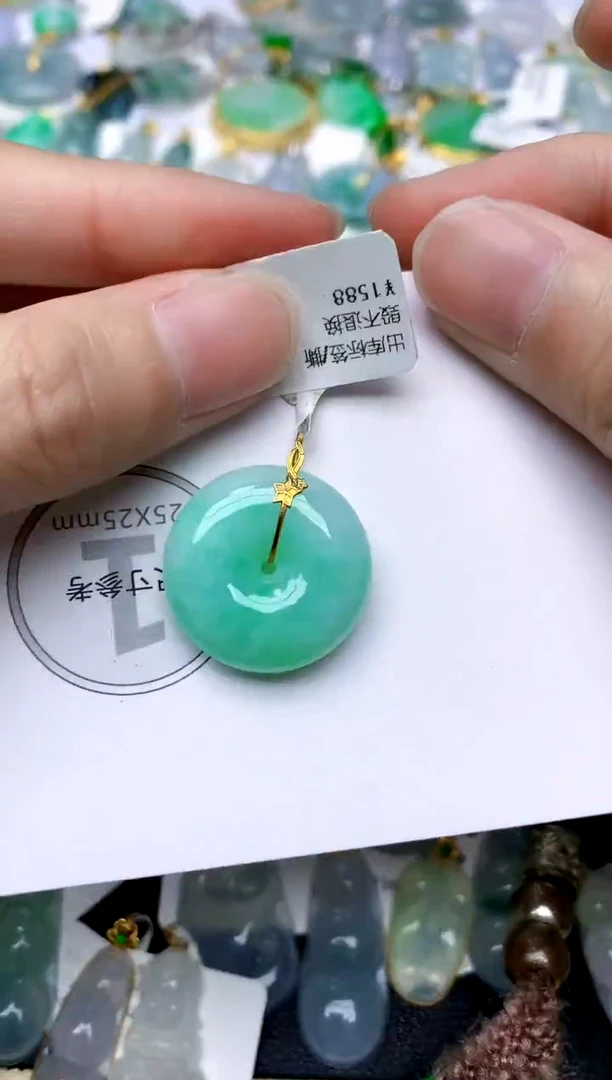 颈饰18K金镶嵌翡翠天然A货翡翠