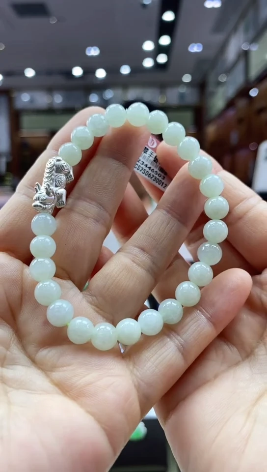 颈饰足银镶嵌翡翠手串