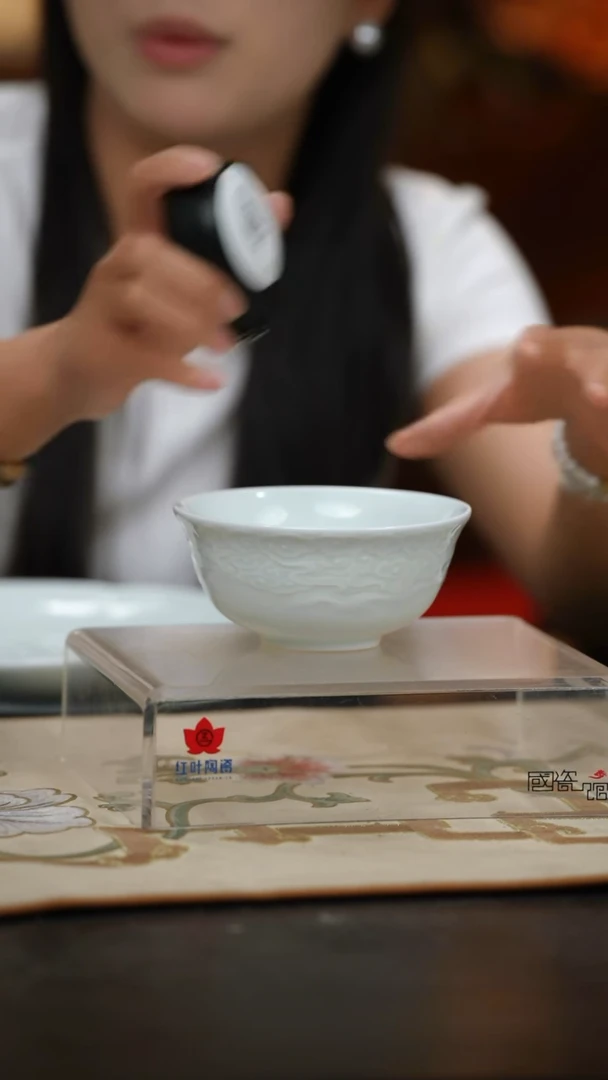 2个正价5寸影青雕刻祥云翅碗