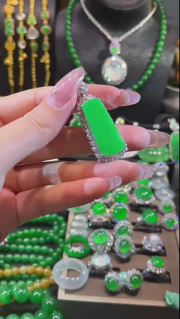 翡翠18K金镶嵌颈饰吊坠
