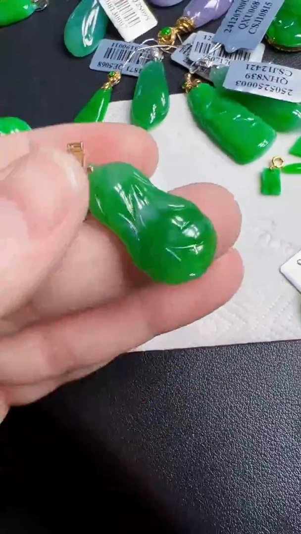 颈饰18K金镶嵌翡翠白菜