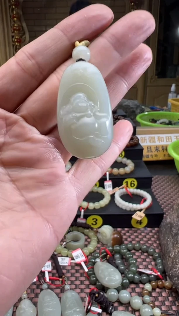 吊坠(赠链)未镶嵌和田玉且末料青白玉吊坠