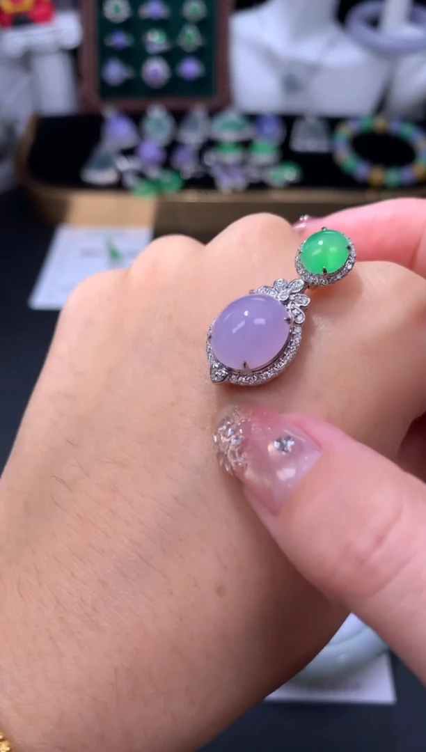 颈饰18K金镶嵌翡翠48小时鉴赏期 退货不扣服务费