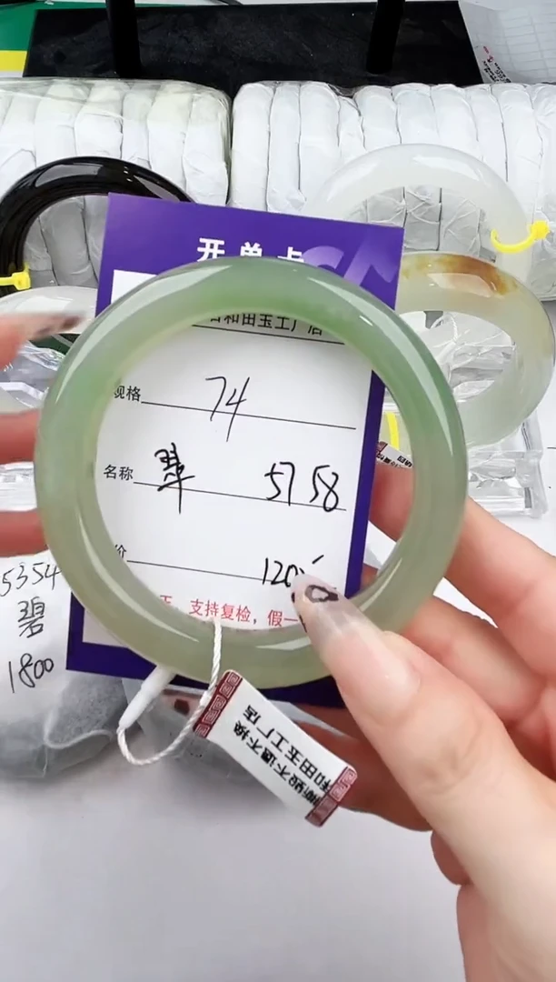 未镶嵌手镯和田玉74颜色微差无瑕疵