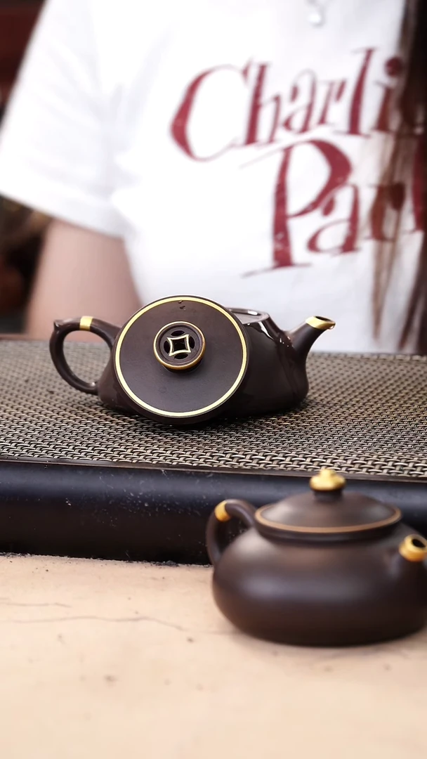 茶壶紫砂紫茄泥钱钮飞把描金石瓢170cc