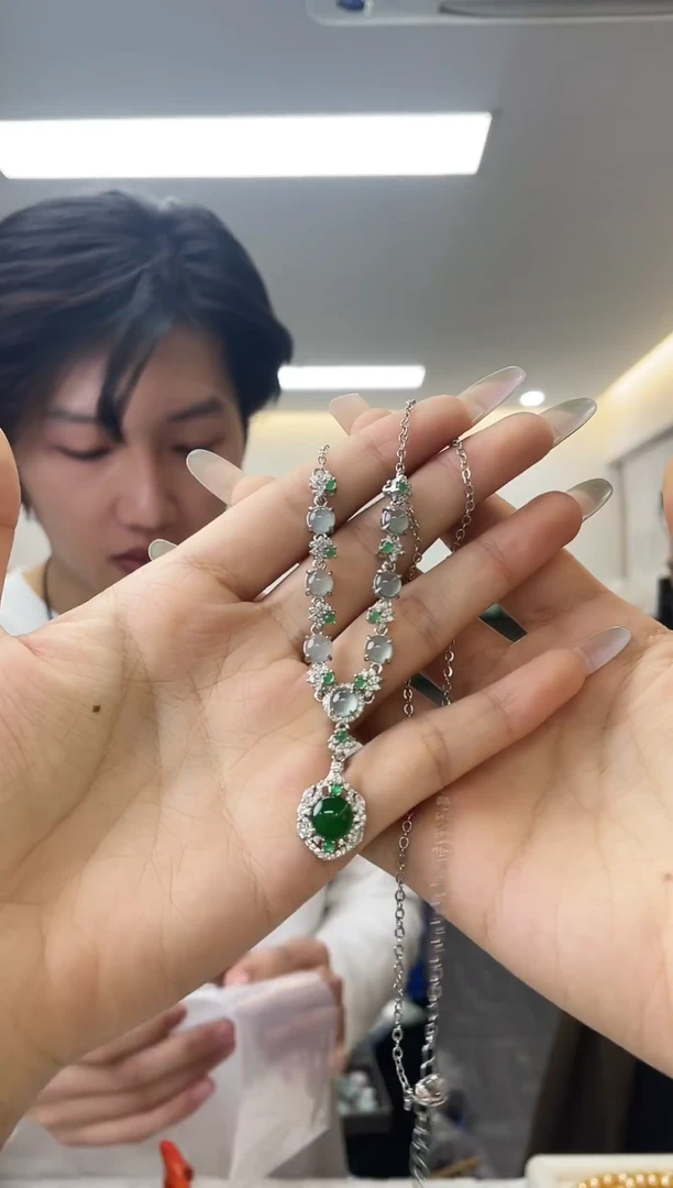 颈饰未镶嵌翡翠（多样性发一件）