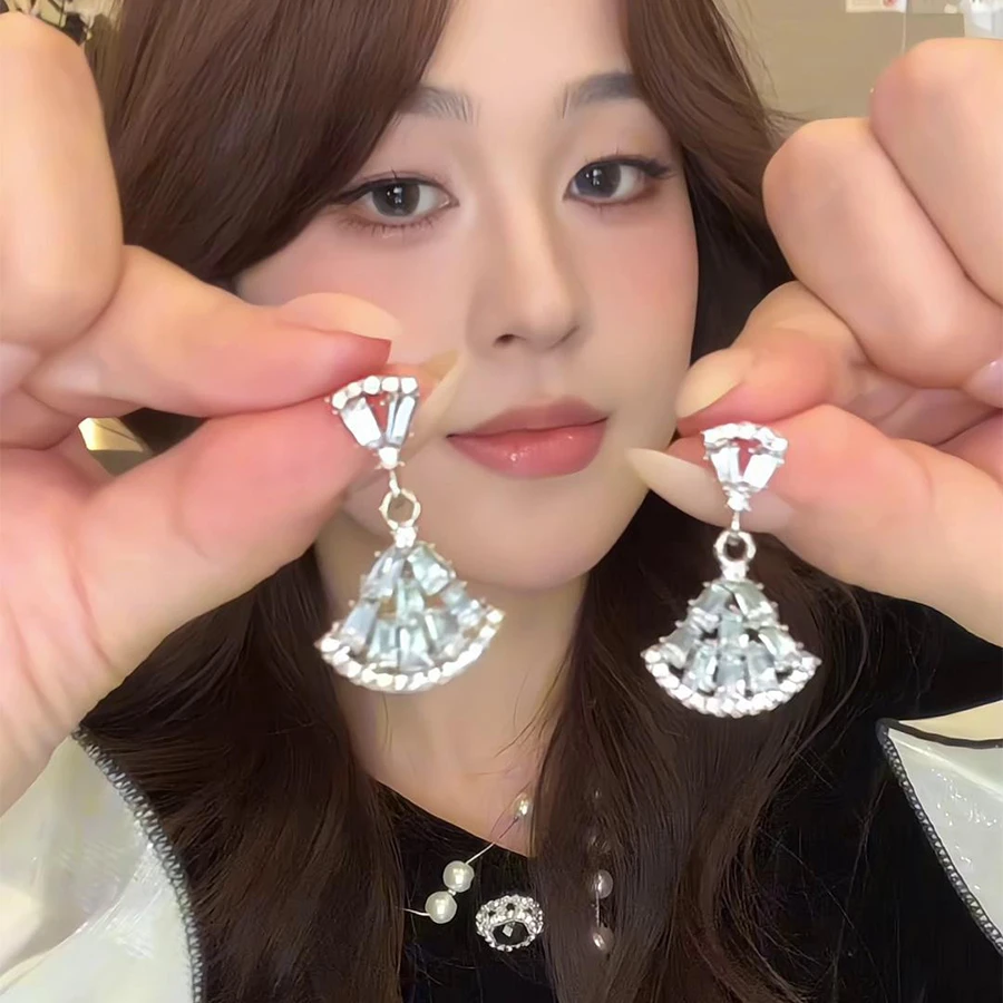 铜合金耳饰 高级感小裙子耳钉时尚轻奢气质耳环精致设计师耳饰女