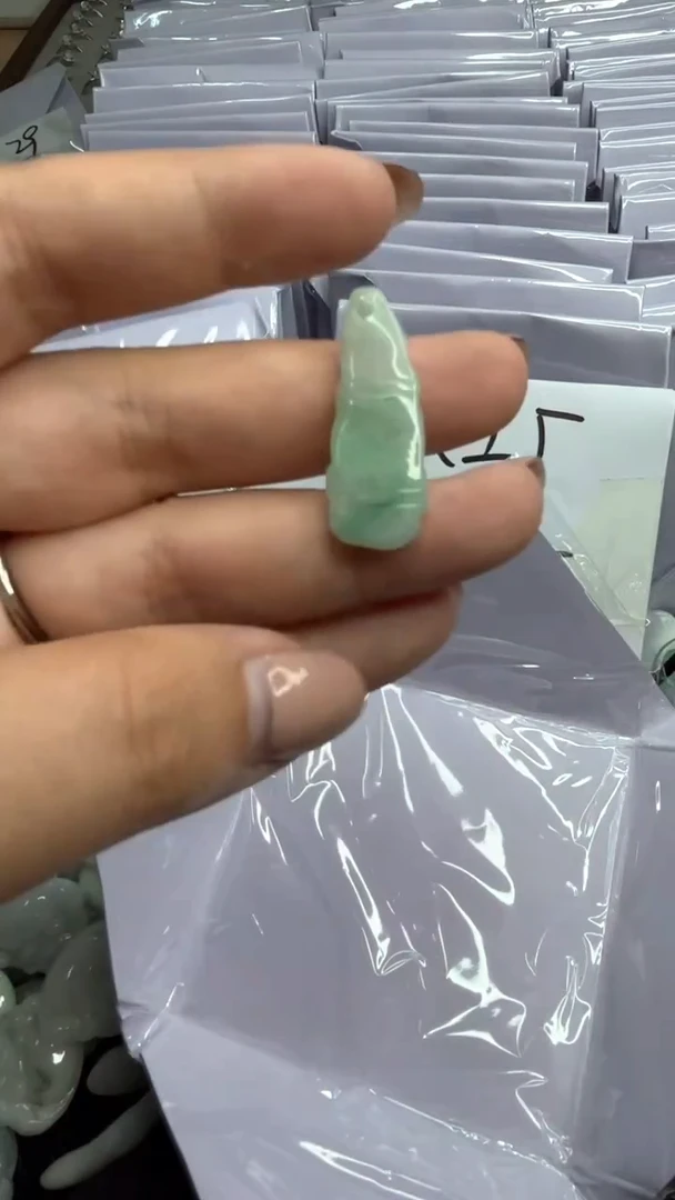 翡翠未镶嵌吊坠(不含链)28