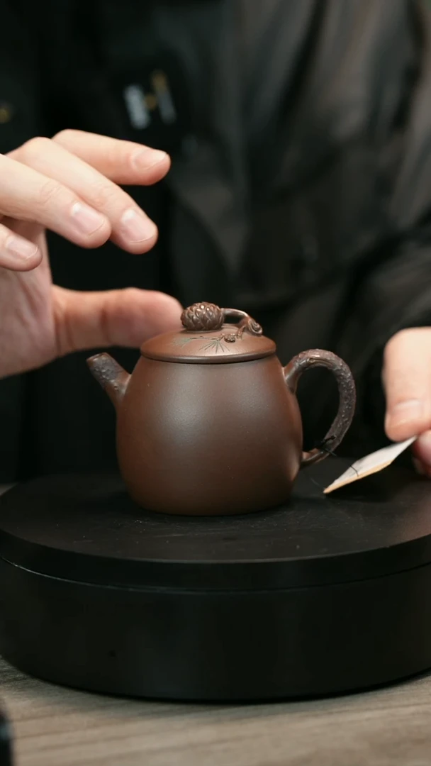 茶壶紫砂@***电H2366赵信军底槽青堆绘松果