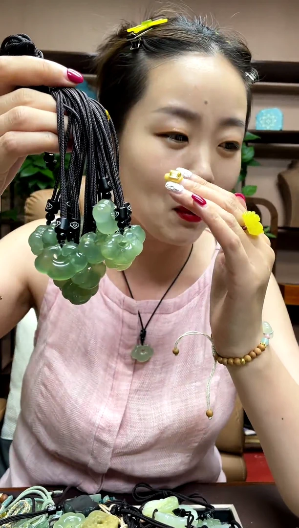 岫玉未镶嵌颈饰多样性发货发其中之一