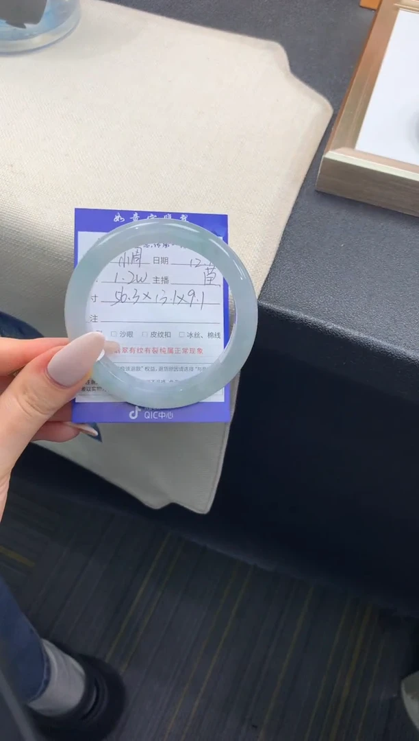 未镶嵌手镯翡翠小*?退货需手镯吊牌标签完好