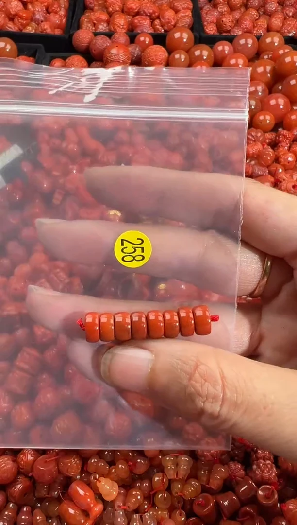 南红玛瑙未镶嵌颈饰1