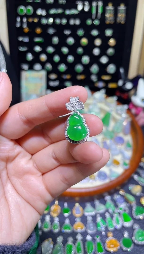 【闪购商品】翡翠颈饰18K金镶嵌高冰胶满绿葫芦吊坠