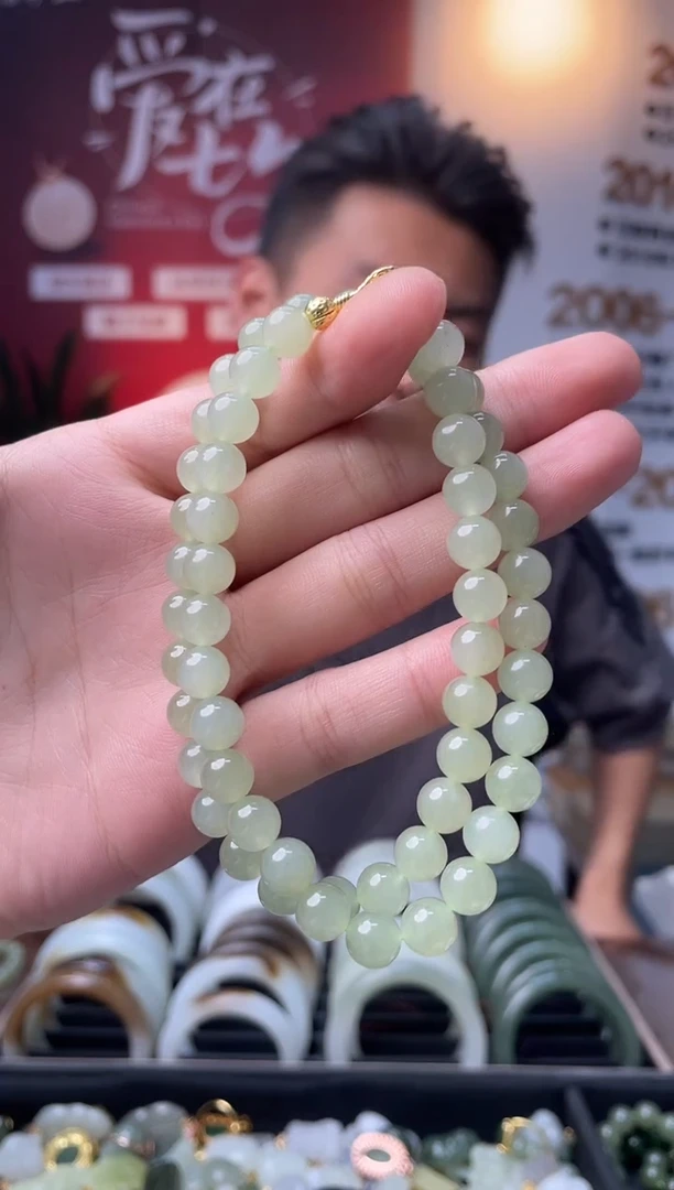 颈饰未镶嵌和田玉翠青卡8mm项链一条