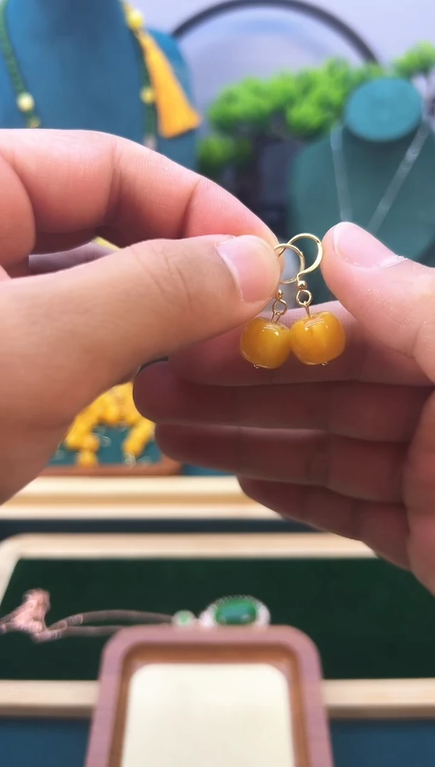 14K金镶嵌蜜蜡耳饰E01