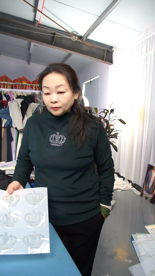混纺九个皇冠烫钻