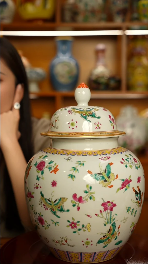 仿清瓷粉彩百蝶图将军盖罐一只