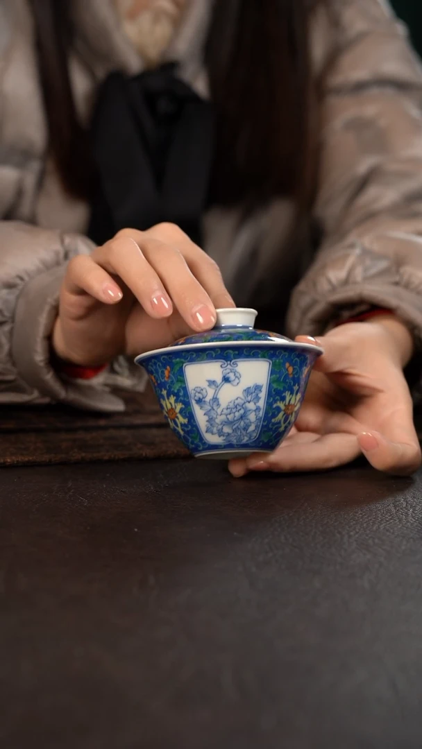 【闪购商品】杯聚澜堂斗彩蓝地缠枝开窗花卉卧足盖碗