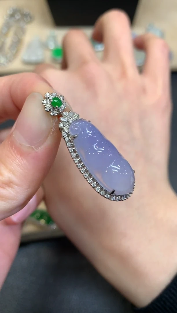 【闪购商品】翡翠颈饰18K金镶嵌福豆【无服务费】