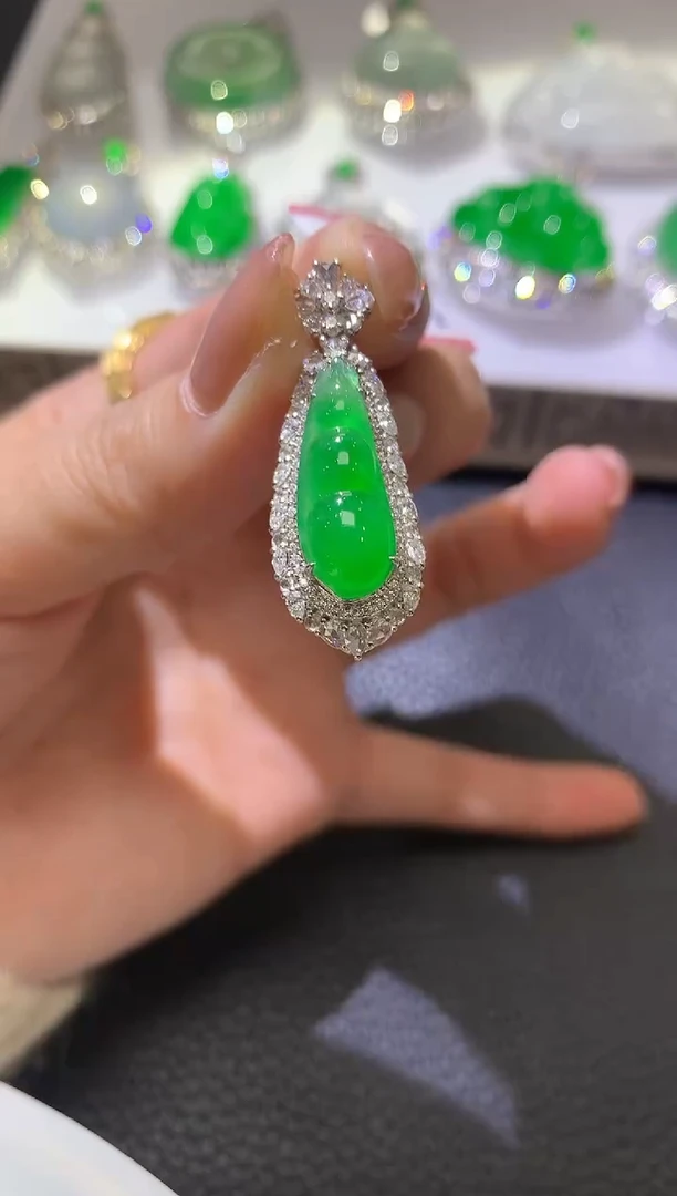【闪购商品】翡翠吊坠(不含链)18K金镶嵌D99翡翠