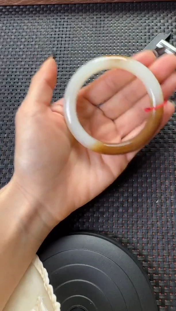 未镶嵌手镯和田玉且末金山糖白手镯