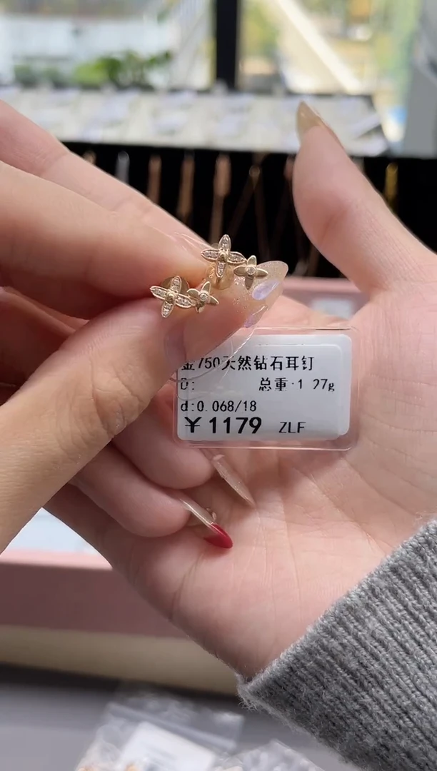 【闪购商品】钻石耳饰18K金镶嵌剪断标绳不退不换